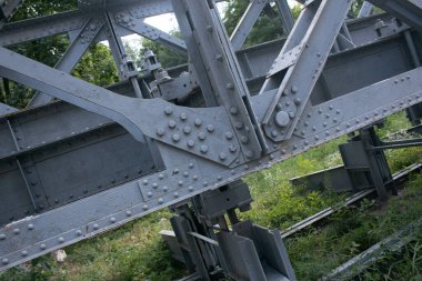 Eski demiryolu köprüsü. Çelik yapı kiriş montajı. 20. yüzyılın ortalarında inşa edilmiş..