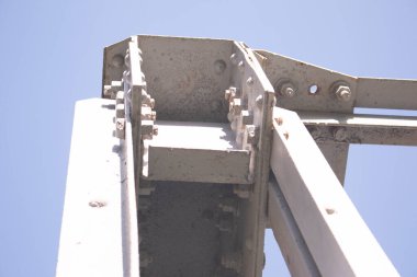 Eski demiryolu köprüsü. Çelik yapı kiriş montajı. 20. yüzyılın ortalarında inşa edilmiş..