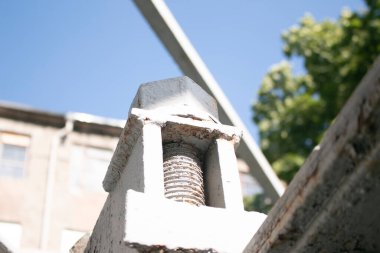 Eski demiryolu köprüsü. Çelik yapı kiriş montajı. 20. yüzyılın ortalarında inşa edilmiş..