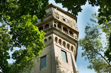 Eski su kulesi. 20. yüzyılın başlarında inşa edildi..