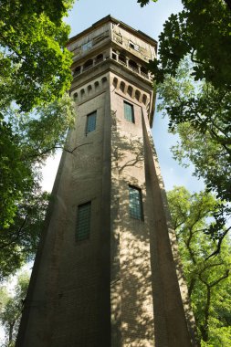 Eski su kulesi. 20. yüzyılın başlarında inşa edildi..