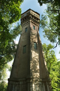 Eski su kulesi. 20. yüzyılın başlarında inşa edildi..