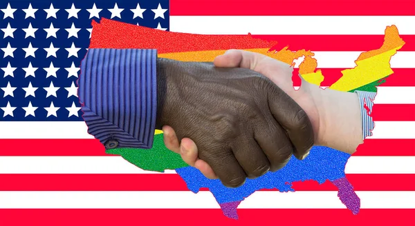 黒人は物質だ アフリカ系アメリカ人とヨーロッパ人の握手の写真を閉じます 旗と虹の前で握手 — ストック写真