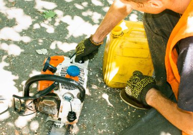 Şehirlerdeki eski tehlikeli ağaçlar kaldırılıyor. Elektrikli testere servis süreci. Petrol ve benzin tedariği.