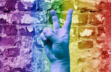 LGBT. Gökkuşağı arka planında zafer jesti. Şablon. Tasarımcı için içerik.