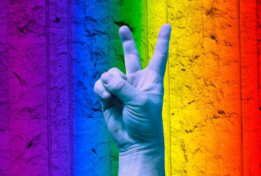 LGBT. Gökkuşağı arka planında zafer jesti. Şablon. Tasarımcı için içerik.