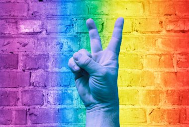 LGBT. Gökkuşağı arka planında zafer jesti. Şablon. Tasarımcı için içerik.