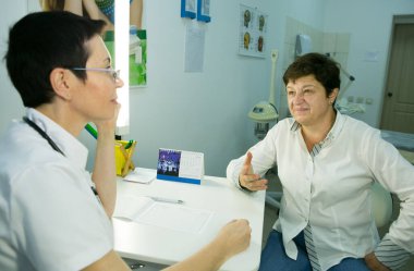 Güzellik uzmanına bir ziyaret. Doktor hastaya yüz bakımına ihtiyacı olduğunu söyler..