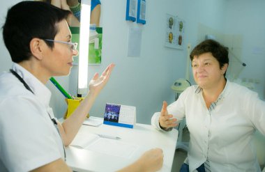 Güzellik uzmanına bir ziyaret. Doktor hastaya yüz bakımına ihtiyacı olduğunu söyler..