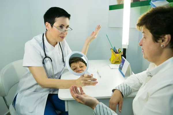 Una Visita Estetista Medico Informa Paziente Circa Necessità Cura Della — Foto Stock