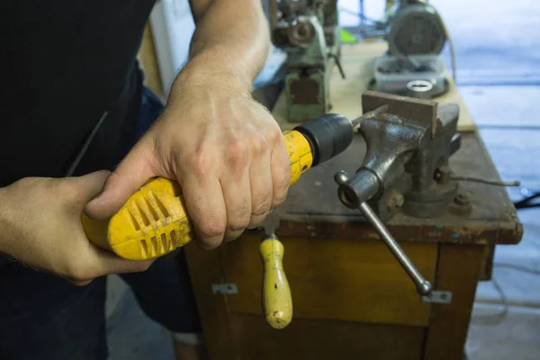 Trabajando Con Una Visera Taladro Las Manos Del Maestro Trabajo —  Fotos de Stock