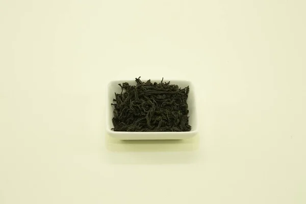 Indischer Schwarzer Tee Isoliert Einer Weißen Schüssel Auf Weißem Hintergrund — Stockfoto