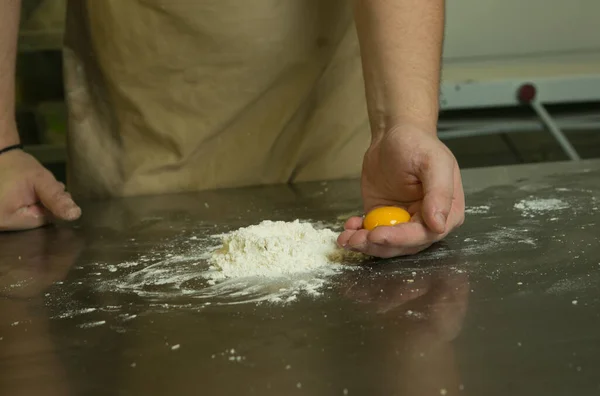 Concepto Comida Saludable Proceso Hacer Fideos Naturales Huevo Las Manos —  Fotos de Stock