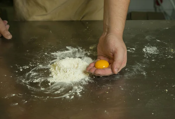 健康食品の概念 天然の卵麺を作るプロセス シェフの手が生地をこねている — ストック写真