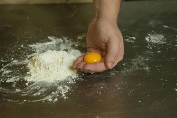 Zdravá Výživa Proces Tvorby Přirozených Vaječných Nudlí Šéfkuchařovy Ruce Hnětou — Stock fotografie