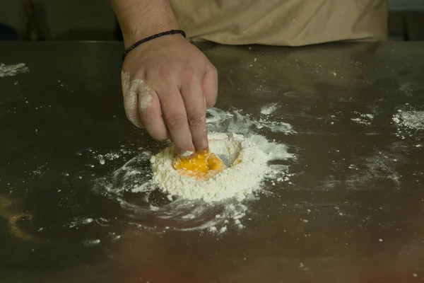 健康食品概念 制作天然蛋面的过程 厨师的手在揉搓面团 — 图库照片