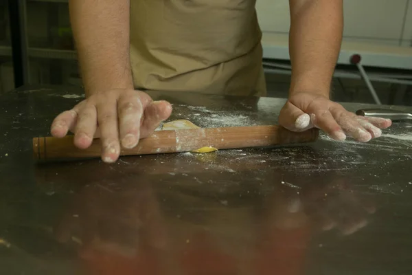 Concepto Comida Saludable Proceso Hacer Fideos Naturales Huevo Las Manos — Foto de Stock