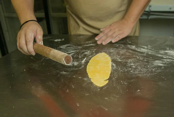 健康食品概念 制作天然蛋面的过程 厨师的手把面团拿出来了 — 图库照片