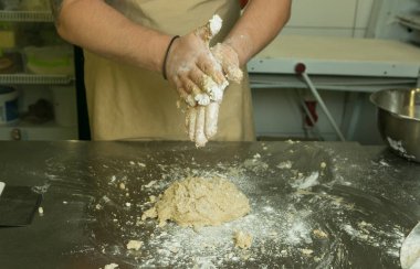Ekmek yapma süreci. Şef hamuru elle yoğurur..