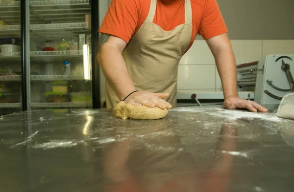 Processo Fazer Pão Chef Amassa Massa Mão — Fotografia de Stock