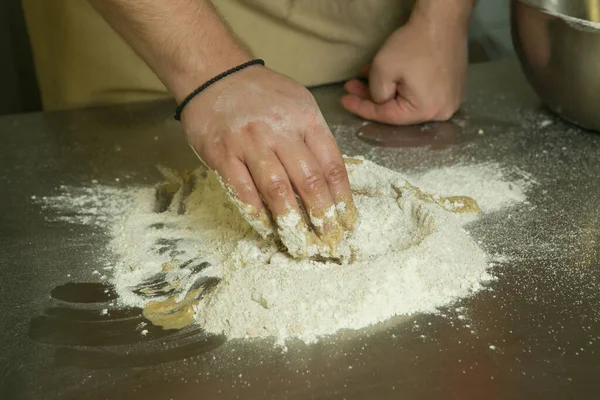 パンを作る過程 シェフは手作りで生地をこねる シェフの手は生地のためのすべての成分を混ぜます — ストック写真