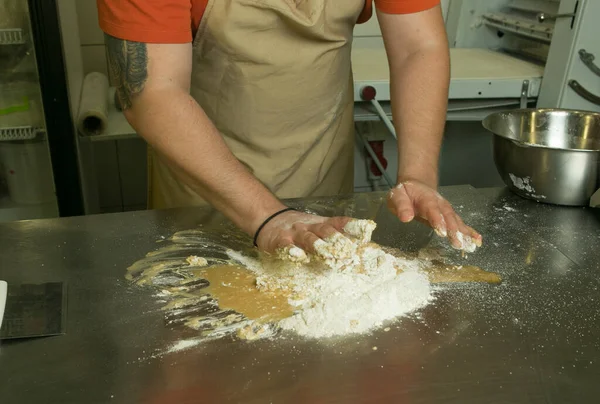 Processo Fazer Pão Chef Amassa Massa Mão Mãos Chef Misturam — Fotografia de Stock