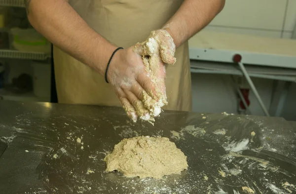 Процесс Приготовления Хлеба Шеф Разминает Тесто Вручную — стоковое фото