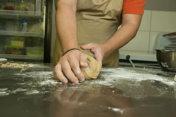 Processo Fazer Pão Chef Amassa Massa Mão — Fotografia de Stock