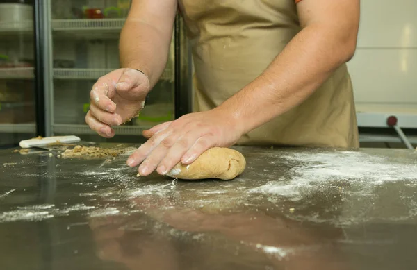 Processo Fazer Pão Chef Amassa Massa Mão — Fotografia de Stock