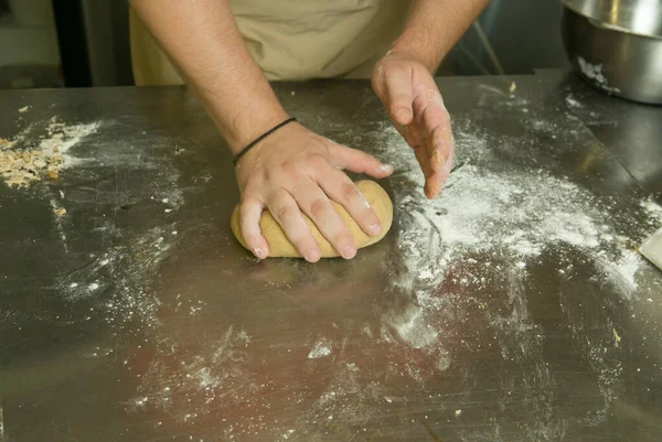 Διαδικασία Της Παραγωγής Ψωμιού Σεφ Ζυμώνει Ζύμη Χέρι — Φωτογραφία Αρχείου