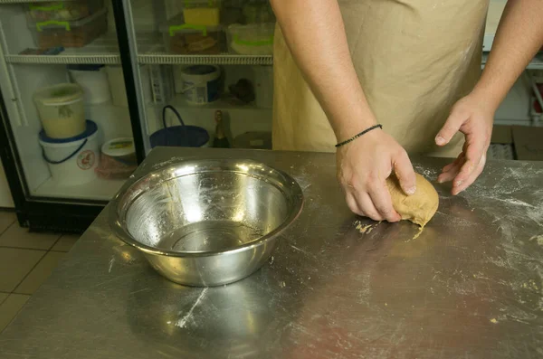 Процесс Приготовления Хлеба Шеф Повар Кладет Замесенное Тесто Миску — стоковое фото
