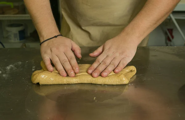 Процесс Приготовления Хлеба Шеф Повар Разминает Тесто Вручную Тесто Готово — стоковое фото