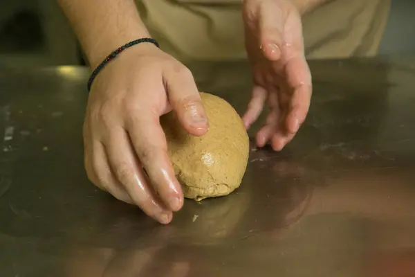 パンを作る過程 シェフは手で生地をこねる 生地はベーキングの準備ができている 料理長はパンを焼く準備をする — ストック写真