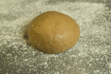 Ekmek yapma süreci. Şef hamuru elle yoğurur. Hamur pişirmeye hazır..