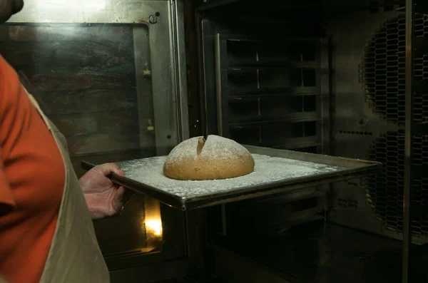 パンを作る過程 シェフは焼きたてのパンを送る — ストック写真