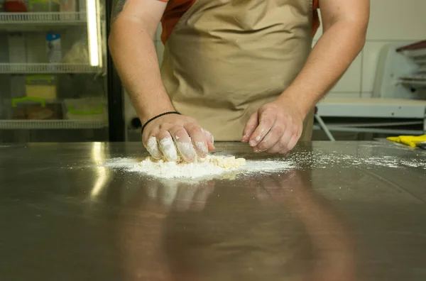 Processo Produção Doces Doces Com Frutas Chef Faz Massa Pão — Fotografia de Stock