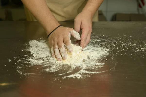 Processo Produzione Dolci Con Frutta Chef Pasta Forno Mano Uomo — Foto Stock