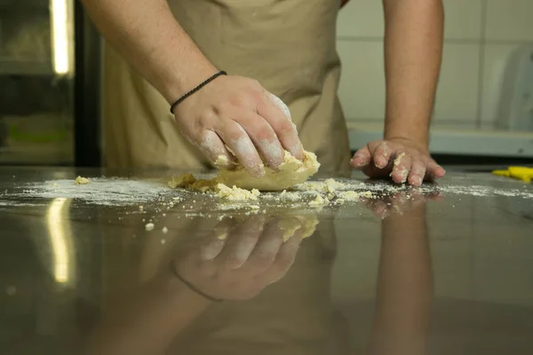 Proceso Producción Pasteles Dulces Con Frutas Chef Hace Masa Para — Foto de Stock