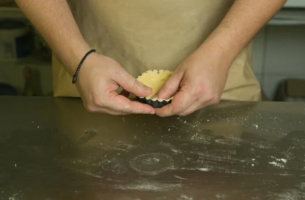 水果甜糕点的生产工艺 厨师手工烤面团 厨师把完成的面团放进模子里 — 图库照片