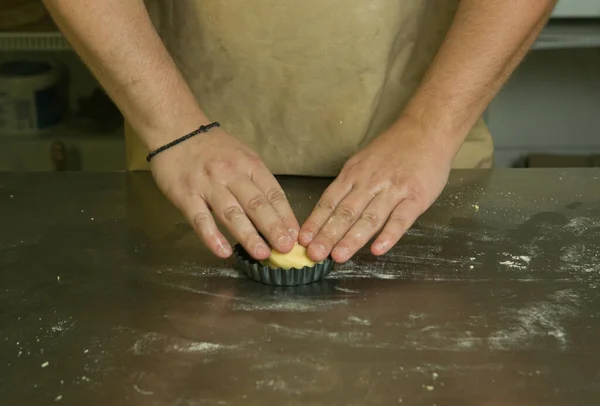 Proceso Producción Pasteles Dulces Con Frutas Chef Hace Masa Para —  Fotos de Stock
