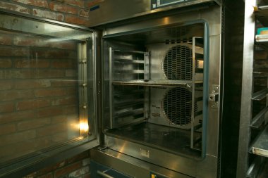 Fırın ürünleri için elektrikli fırın. Fırın pişmeye hazır..