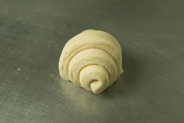 Processus Fabrication Croissants Croissants Prêts Cuire Sont Sur Table — Photo