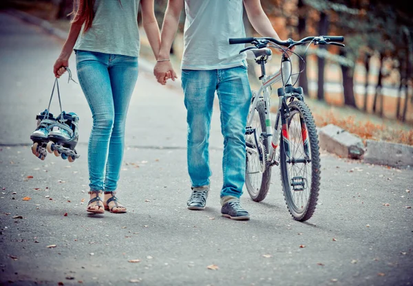 Liefdesverhalen Benen Van Een Jonge Man Een Vrouw Die Rolschaatsen — Stockfoto