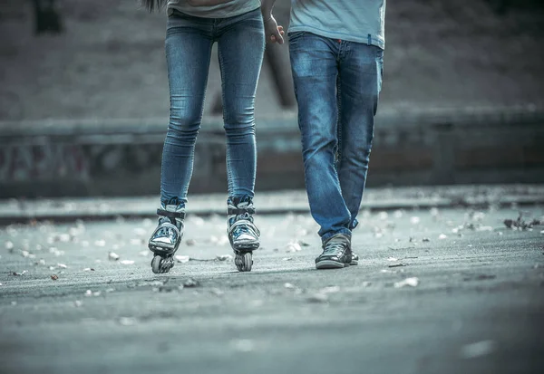 Liefdesverhalen Benen Van Een Jonge Man Een Vrouw Die Rolschaatsen — Stockfoto