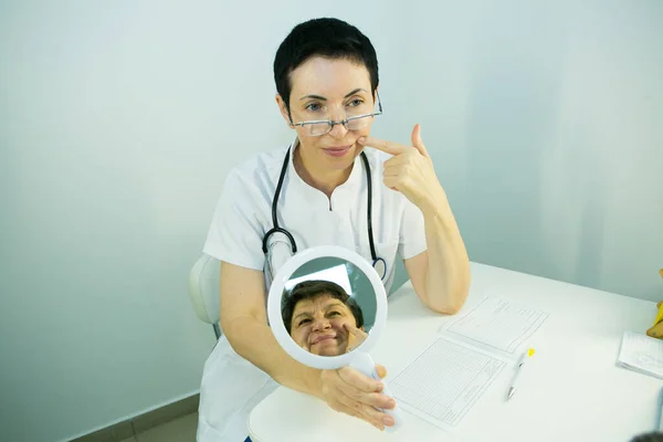 Ein Besuch Bei Einer Kosmetikerin Der Arzt Erklärt Dem Patienten — Stockfoto