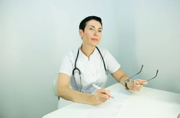 Doctor Esteticista Retrato Una Mujer Mediana Edad Médico Informa Paciente — Foto de Stock