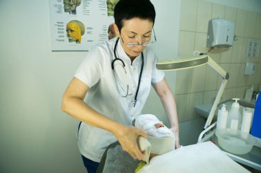 Güzellik uzmanına bir ziyaret. Doktor maskeyi tamir ediyor. Prosedür karboksiterapi..