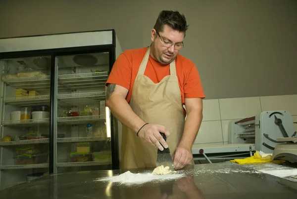 Processo Produção Doces Doces Com Frutas Chef Faz Massa Pão — Fotografia de Stock