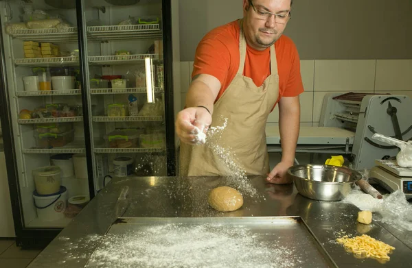 Processo Fazer Pão Chef Amassa Massa Mão Massa Está Pronta — Fotografia de Stock