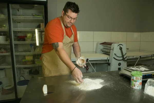 Processo Fazer Pão Chef Amassa Massa Mão Chef Está Adicionando — Fotografia de Stock